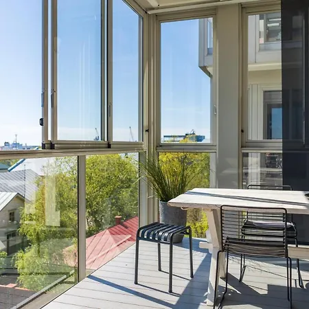 Sunny Terrance W/ Spectacular View Near The Shore *