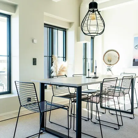 Sunny Terrance W/ Spectacular View Near The Shore *